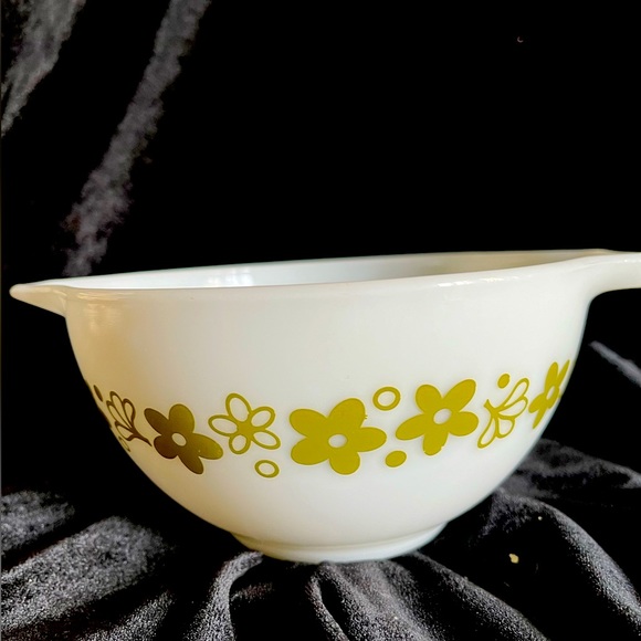 Pyrex #441 1 1/2pt Cinderella bowl Spring blossom, crazy daisy. 2 bowls for sale - Picture 1 of 6